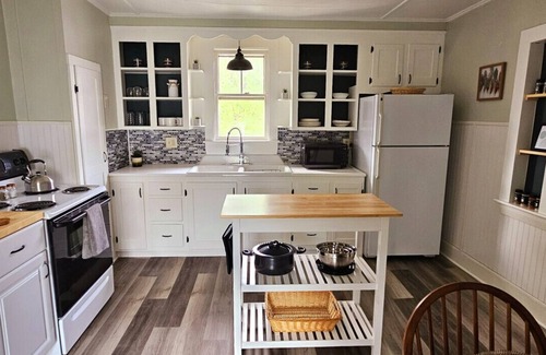 Waterville Apartment | Downtown Den | Sleeps 3 | Washer/Dryer