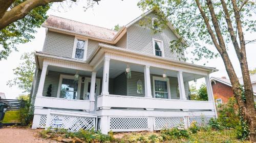 Sugarcreek House | Downtown Escape Great for large families & groups