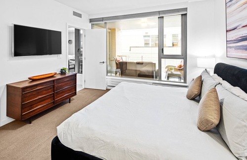 Downtown Victoria Condo | Downtown Executive Suite w/ secure parking