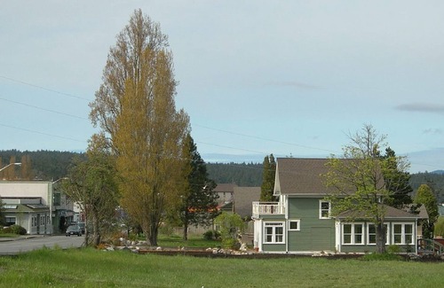 Friday Harbor Apartment | Downtown Friday Harbor! (Artist's Suite)