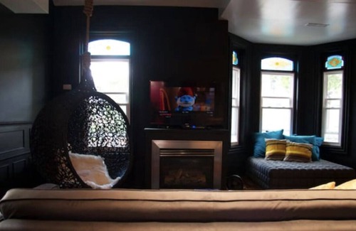 Garden District House | Downtown fun design, comfy unit