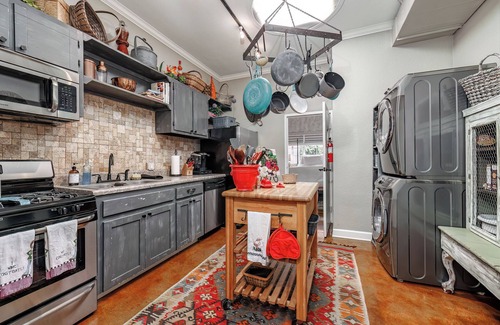 Hot Springs Apartment | Downtown Hot Springs! Spacious outdoor area! Walking distance to bathhouse row.