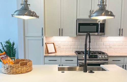 Greenway Plaza-Upper Kirby Apartment | Downtown Houston. 5 mins from World Famous Galleria Mall. Amazing Amenities.