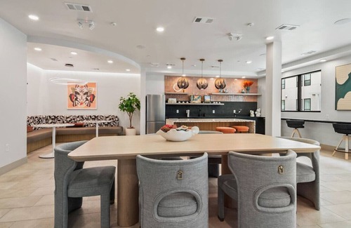 Neartown Condo | Downtown Houston | Studio | Shared Pool & Gym