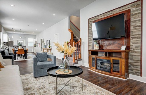Indianapolis Apartment | Downtown Indy 3 EnSuite on Main Floor~Sleeps 15