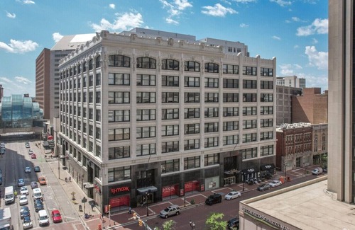 Mile Square Apartment | Downtown Indy King Suite Lucas Oil Conv Center Skywalk#1