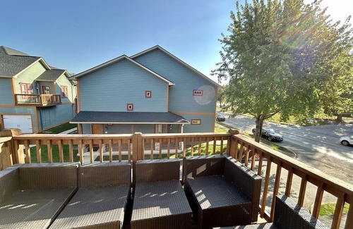 Kennedy King House | Downtown~King Bed~Parking~Balcony~Restaurants~Bars