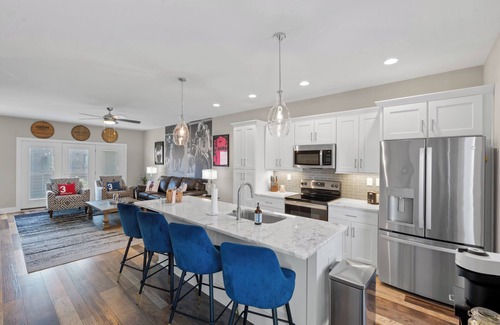 Lexington House | Downtown Lux | 2BR | Patio-Garage | Walk to Rupp