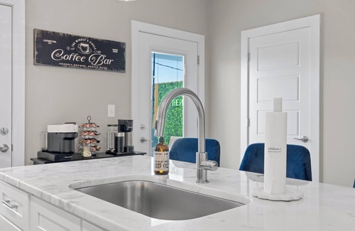 Lexington House | Downtown Lux | 2BR | Patio-Garage | Walk to Rupp