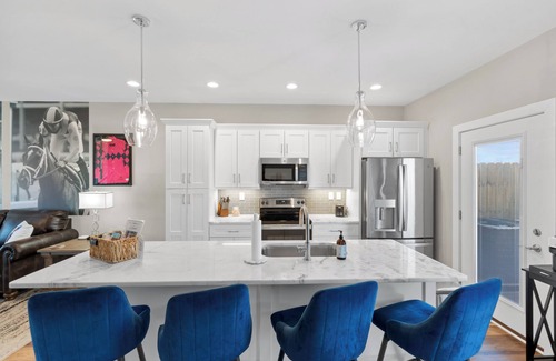 Lexington House | Downtown Lux | 2BR | Patio-Garage | Walk to Rupp