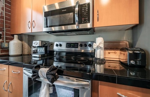 Downtown Phoenix Apartment | 🏙️ Downtown Phoenix Loft | Fast Wi-Fi & Walkable Attractions 🏙️