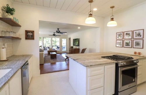 Natchitoches House | Downtown Riverside Oasis: Deck, Hot Tub & More!