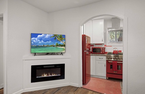 Flagstaff House | Downtown Ruby Red Bungalow w/AC, Fully Fenced Yard, W/D, 2 Smart TVs, Fast WiFi