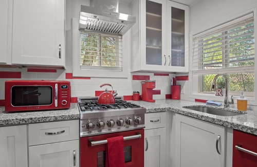 Flagstaff House | Downtown Ruby Red Bungalow w/AC, Fully Fenced Yard, W/D, 2 Smart TVs, Fast WiFi