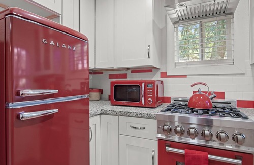 Flagstaff House | Downtown Ruby Red Bungalow w/AC, Fully Fenced Yard, W/D, 2 Smart TVs, Fast WiFi