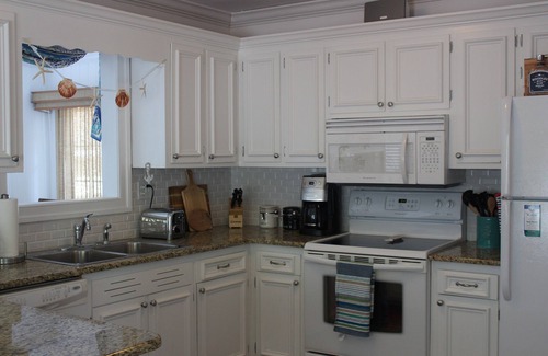 Country Club Estates House | Downtown sfh, private yard, walk to everything! Beach gear & Bikes included!