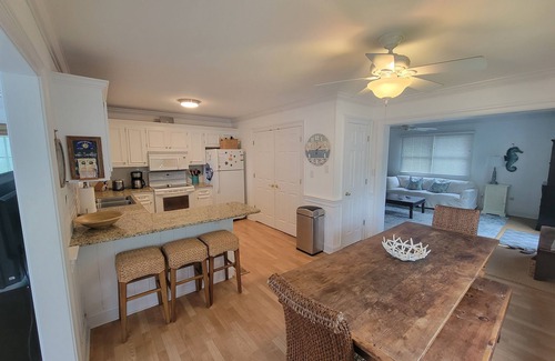 Country Club Estates House | Downtown sfh, private yard, walk to everything! Beach gear & Bikes included!