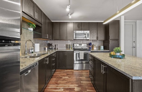 Downtown Dallas Apartment | Downtown Skyline Nest