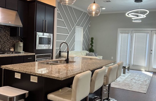 Montrose Villa | Downtown skyline villa close to convention center, nrg stadium and Toyota center