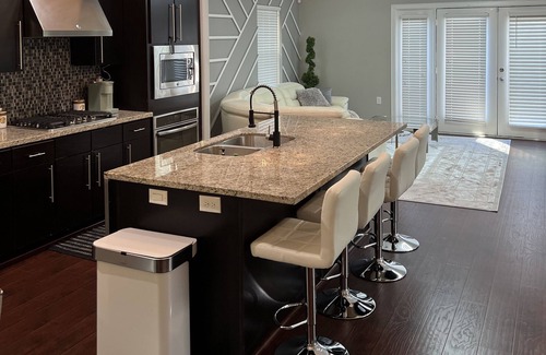 Montrose Villa | Downtown skyline villa close to convention center, nrg stadium and Toyota center