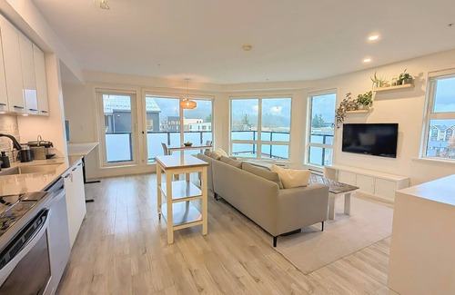 Squamish Condo | Downtown Squamish Penthouse with Mountain and Ocean Views