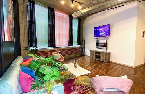 Downtown St. Louis Apartment | Downtown STL Lovely Loft w/Pool/Free Breakfast/Free Parking