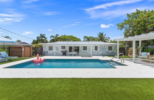 Stuart House | 🌴 Downtown Stuart’s Blue Palm Villa🌴 -3 🛌/2🛀 Pool Home w/putting green⛳️
