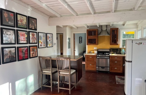 Vacaville Cottage | Downtown Vacaville 1 bedroom 1 bath Guest House