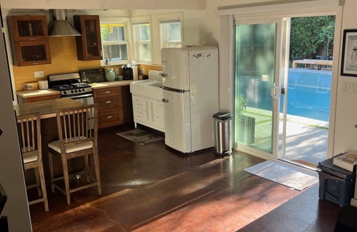 Vacaville Cottage | Downtown Vacaville 1 bedroom 1 bath Guest House