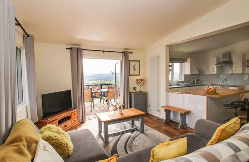 Halfway House Cottage | DRAGONFLY LODGE, pet friendly, with a garden in Minsterley