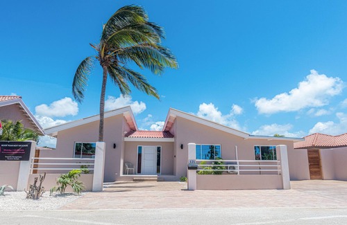 Palm Beach Villa | Dream Getaway in Palm Beach - pool, walk to beach, nightlife & restaurants.
