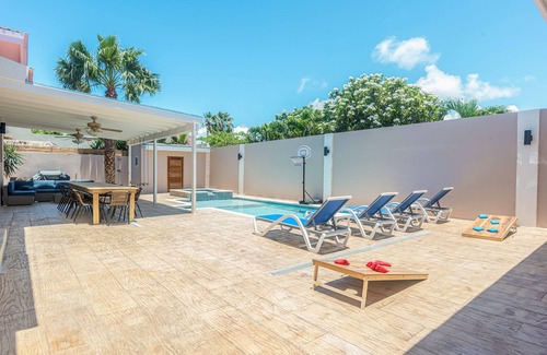Palm Beach Villa | Dream Getaway in Palm Beach - pool, walk to beach, nightlife & restaurants.
