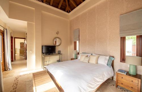 Almunecar Villa | Dream Stay! 15 Guests, Big Pool with Heating Option at Extra Cost, Sea view!