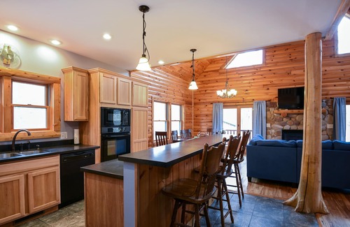 Stevensville House | Dream Vacation Home on 2 acres w/hot tub - Close to beaches & wineries