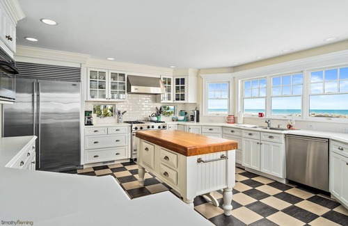 Avalon House | Dreaming of a shore retreat that will take your breath away? You have found it.