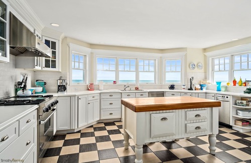 Avalon House | Dreaming of a shore retreat that will take your breath away? You have found it.