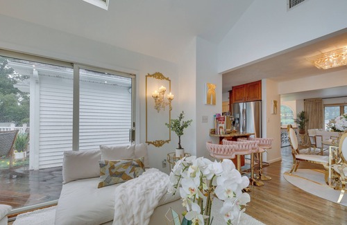 Lake Grove Cottage | 'dreams of Paradise' Luxury Home w/Pool!