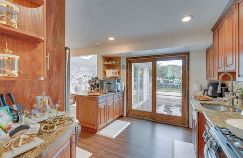 Lake Grove Cottage | 'dreams of Paradise' Luxury Home w/Pool!