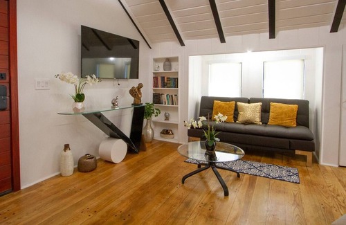 North Hollywood Villa | Dreamy Farmhouse in Studio City