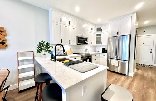 Harrison Hot Springs Apartment | Dreamy Panoramic Lakeview - New 1BR + Den: Hotsprings Nest