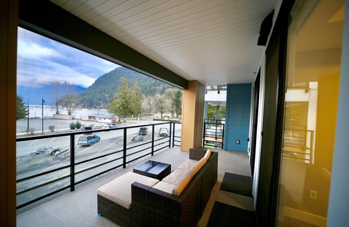 Harrison Hot Springs Apartment | Dreamy Panoramic Lakeview - New 1BR + Den: Hotsprings Nest