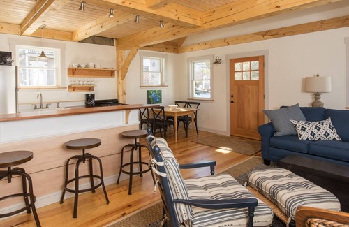 Camden Apartment | Dreamy, walk to everywhere village post and beam get away