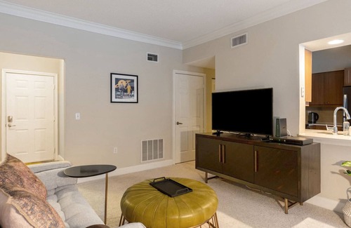 Waltham Apartment | Dreamy Waltham 1BR w/Gym & W/D, nr Shops & Groceries, by Blueground