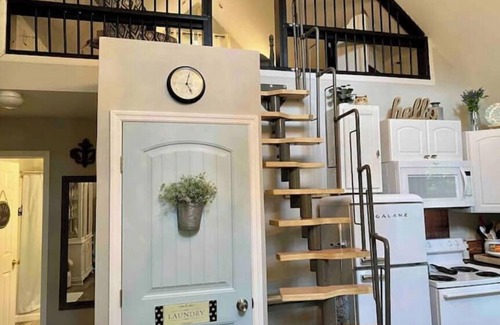 Sylacauga Cottage | Dreamy Waterfront Cottage on Lay Lake with Kayaks!