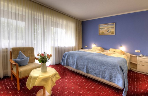Tuebingen Apartment | Dreibettzimmer mit Bad und WC