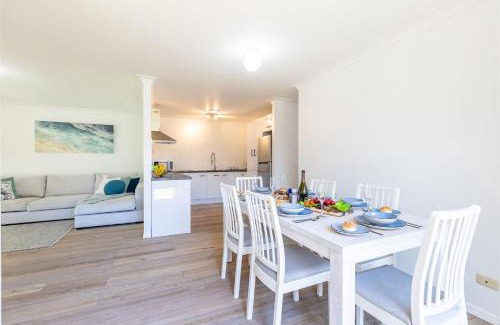 Fingal Bay House | Driftwood Cottage 1 28 Farm Rd pet friendly Wi Fi Air Con and ground floor