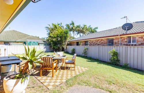 Fingal Bay House | Driftwood Cottage 1 28 Farm Rd pet friendly Wi Fi Air Con and ground floor