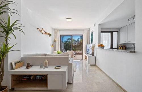 Castillo de Sabinillas Apartment | Driftwood Escape - Puerto de la Duquesa