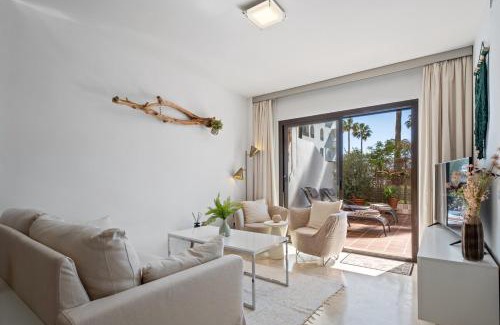 Castillo de Sabinillas Apartment | Driftwood Escape - Puerto de la Duquesa