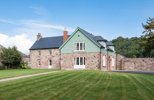 Melrose Cabin | DRYBURGH FARMHOUSE ONE - stunning riverside location, two en-suite bedrooms